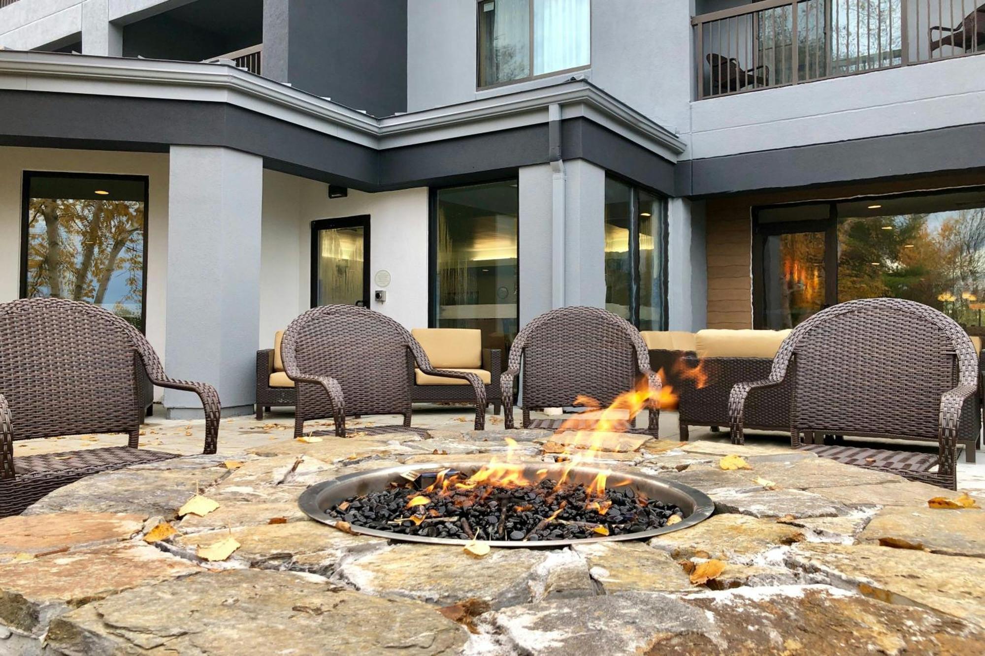 Hotel Courtyard Burlington Williston Exteriér fotografie